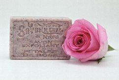 Francouzské peelingové mýdlo plátky růže 100g