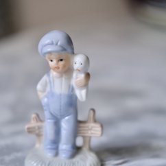 Figurka chlapeček s pejskem 9,5 cm