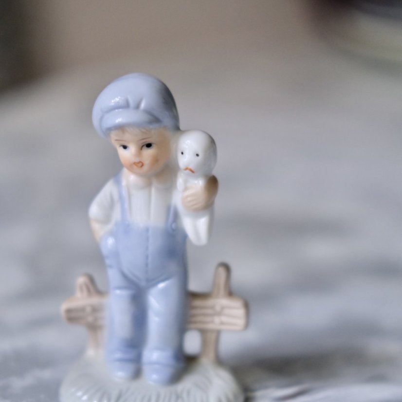 Figurka chlapeček s pejskem 9,5 cm