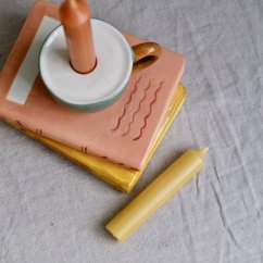Keramický svícen knihy a hrneček 15 x 13 cm