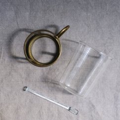 Sklenička  s mosazným držákem a skleněnou míchací tyčinkou