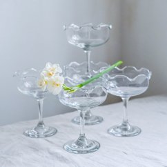 Skleněný pohár s vlněnými kraji