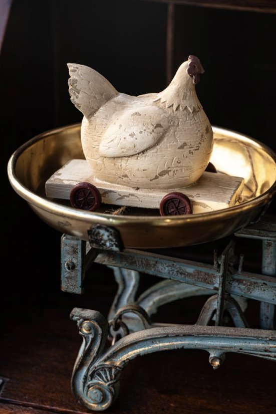 Dekorace slepička na kolečkách