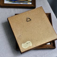 Vintage malovaná kachlička v dřevěném rámečku