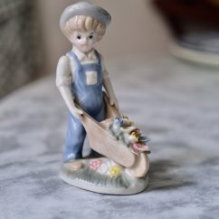 Figurka chlapeček s kytičkou 15,5 cm