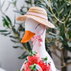 Figurka husa s jahodami 35 cm