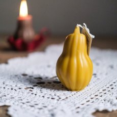 Sojová svíčka ve tvaru dyně 5,4x9 cm žlutá