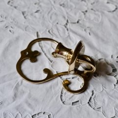 Mosazný závěsný svícen na zeď