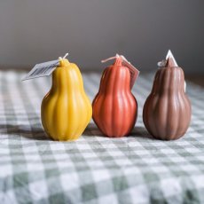 Sojová svíčka ve tvaru dyně 5,4x9 cm hnědá