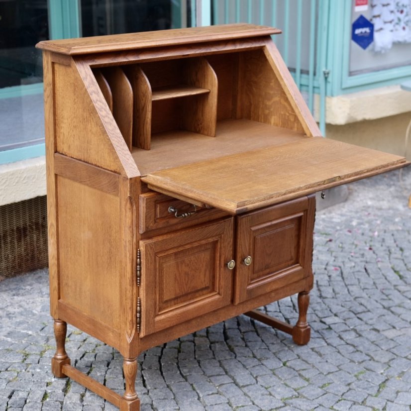 Dřevěný sekretář