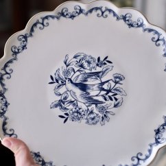 Porcelánový stojan na dort bílomodrý