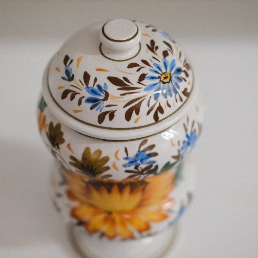Porcelánová dóza s víčkem