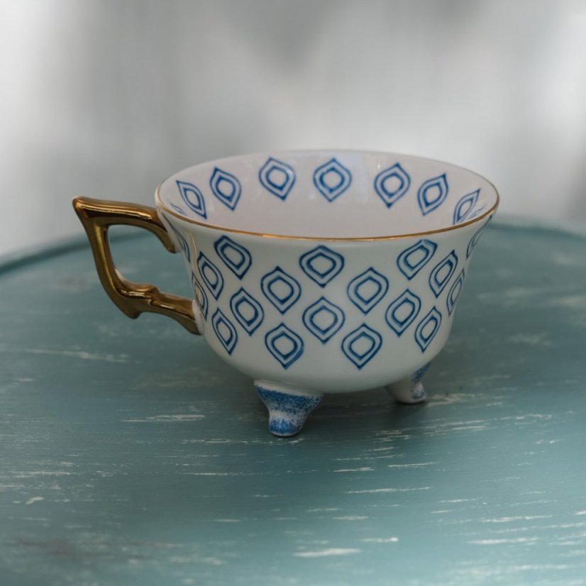 Porcelánový hrnek na nožičkách
