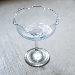 Skleněný pohár s vlněnými kraji