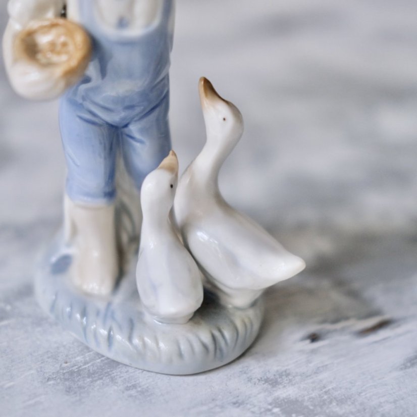 Figurka chlapeček s husy 15 cm