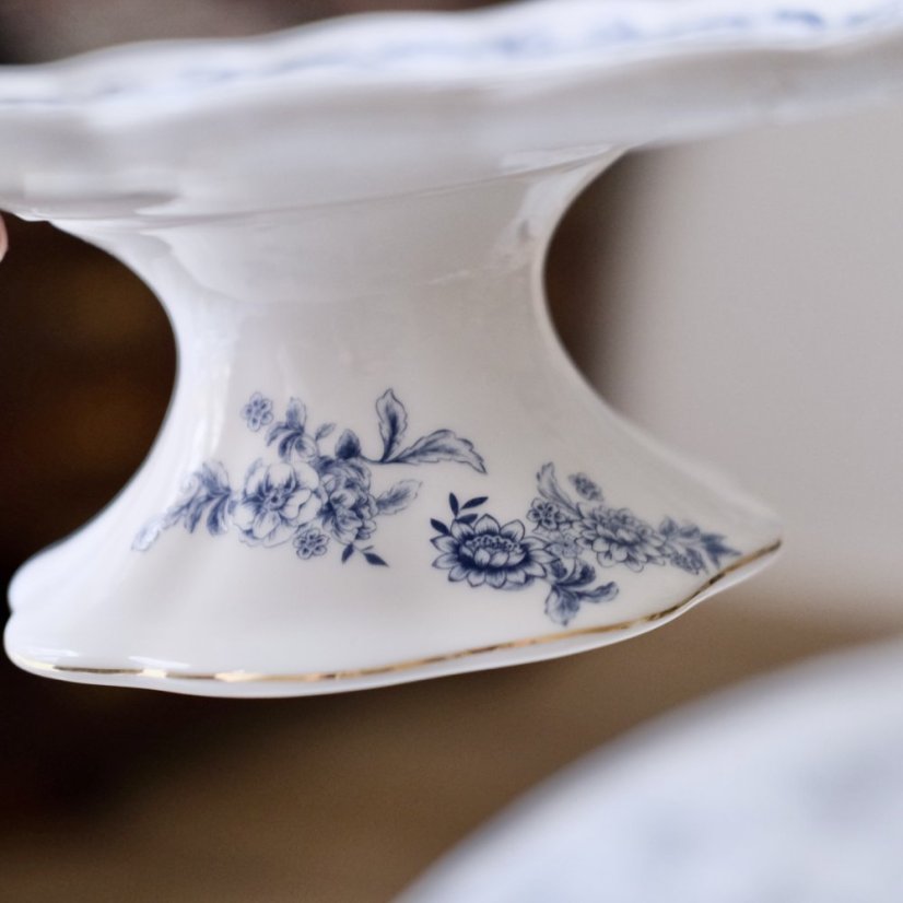 Porcelánový stojan na dort bílomodrý