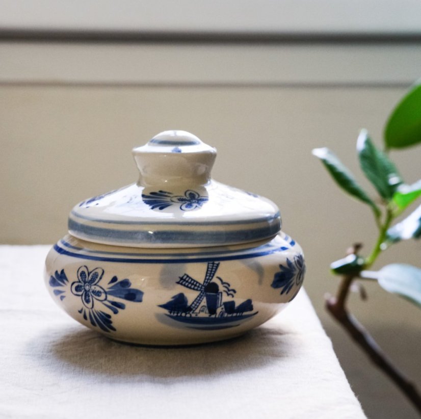 Doza s víkem Delft 14 x 12 cm