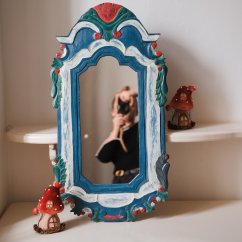 Zrcadlo v dřevěné ráme