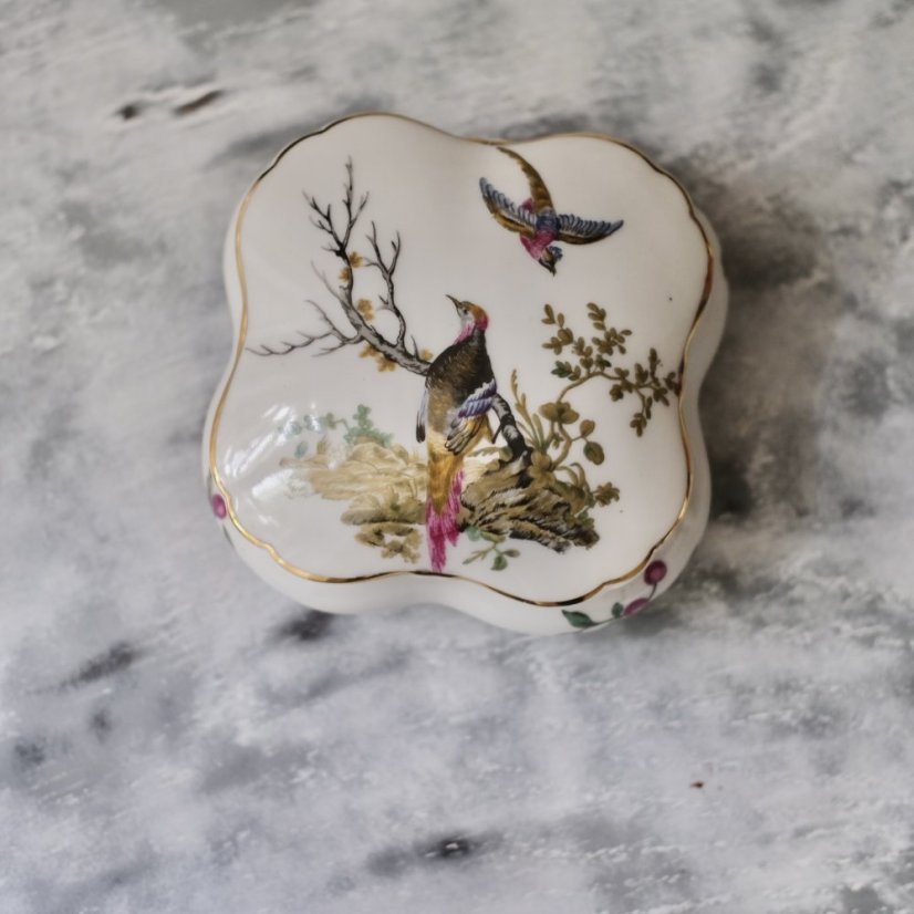Stoletá šperkovnice z francouzského porcelánu s ruční malbou