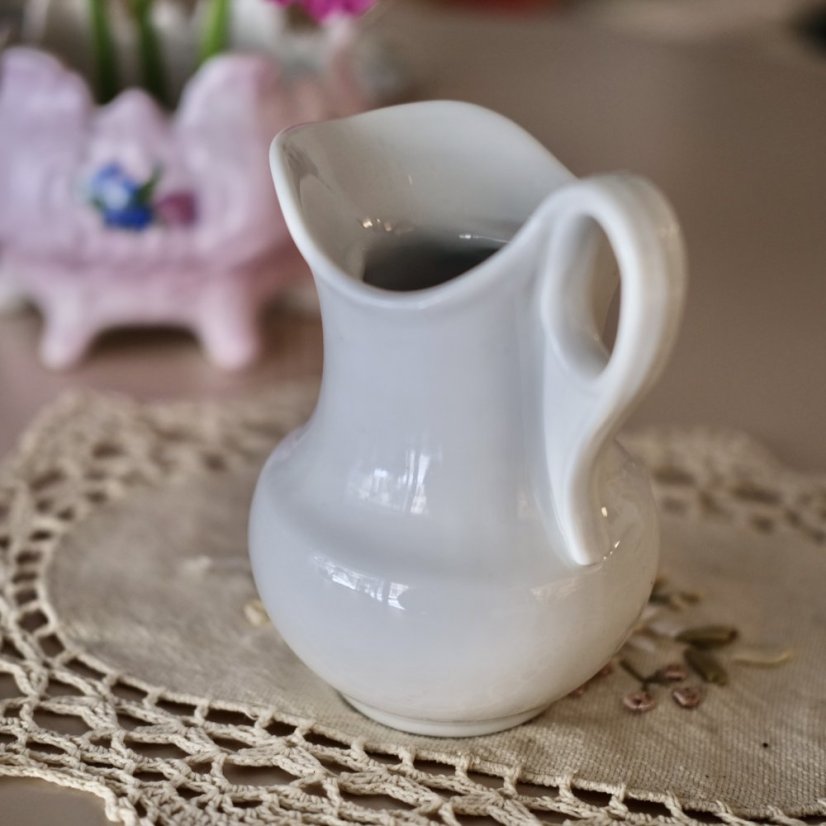 Bílý džbánek menší 14 cm