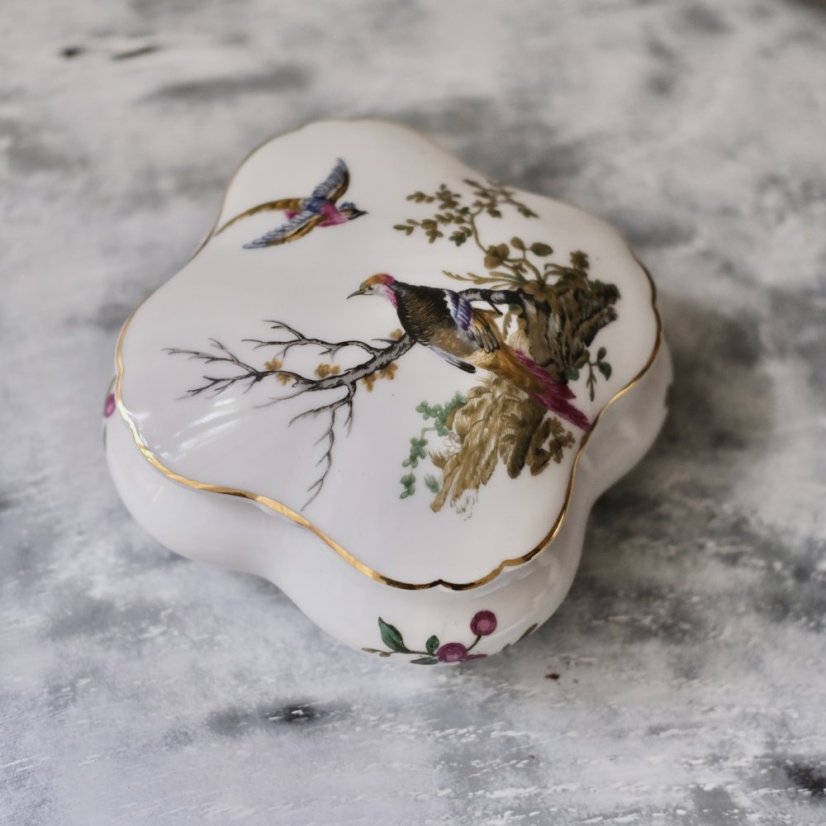 Stoletá šperkovnice z francouzského porcelánu s ruční malbou