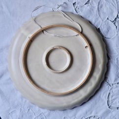 Keramický závěsný talíř s botanickým motivem 25 cm