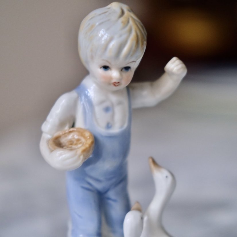 Figurka chlapeček s husy 15 cm
