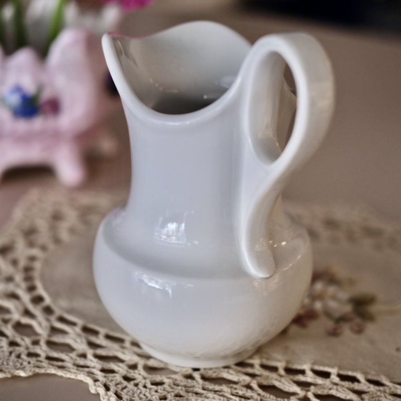 Bílý džbánek větší 17 cm