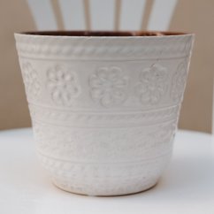 Bílý keramický květináč