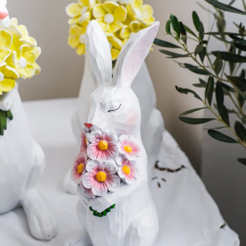 Figurka králík s kytici 29 cm