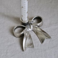 Kovový svícen mašle  stříbrný