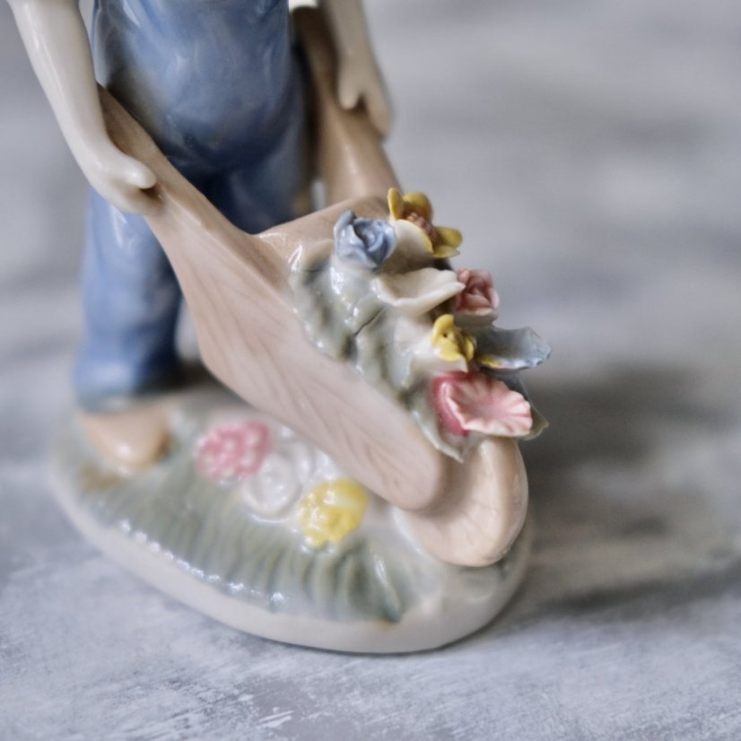 Figurka chlapeček s kytičkou 15,5 cm