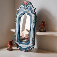 Zrcadlo v dřevěné ráme