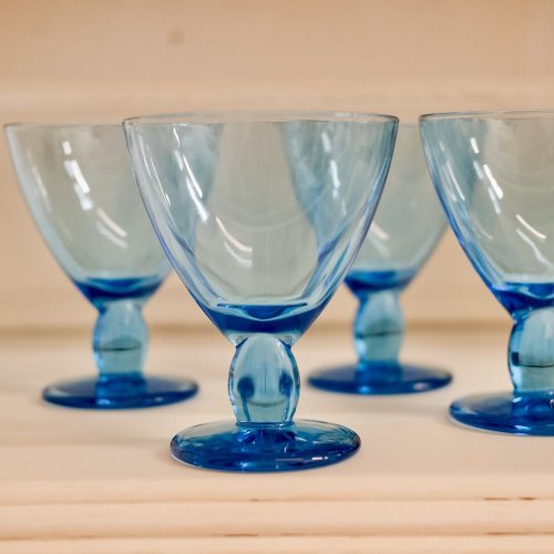 Sklenený pohár modré sklo