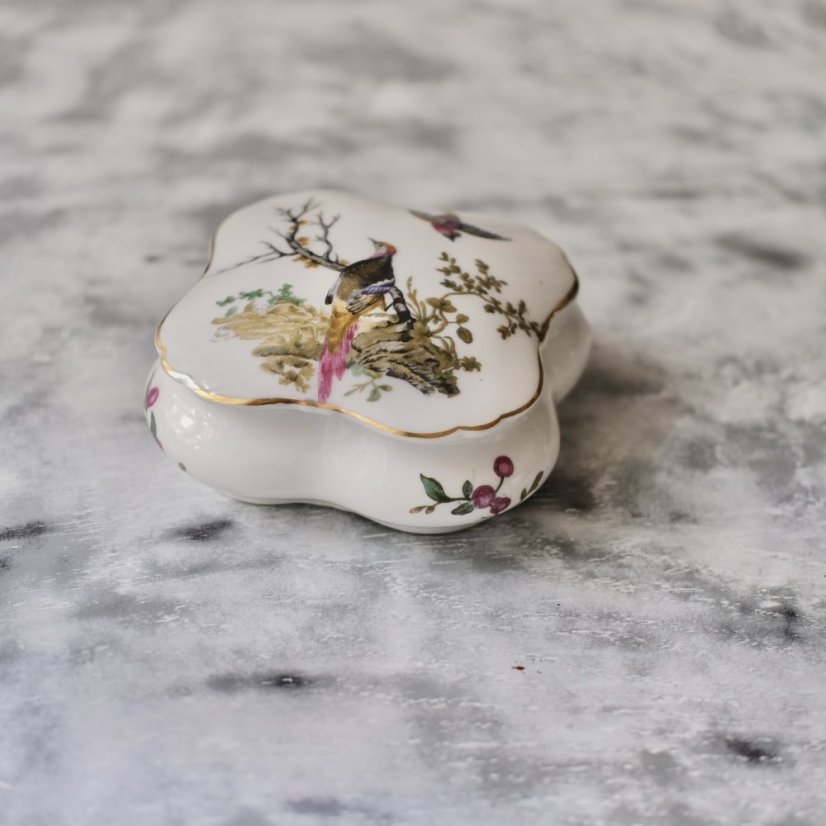 Stoletá šperkovnice z francouzského porcelánu s ruční malbou