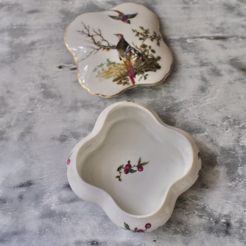 Stoletá šperkovnice z francouzského porcelánu s ruční malbou