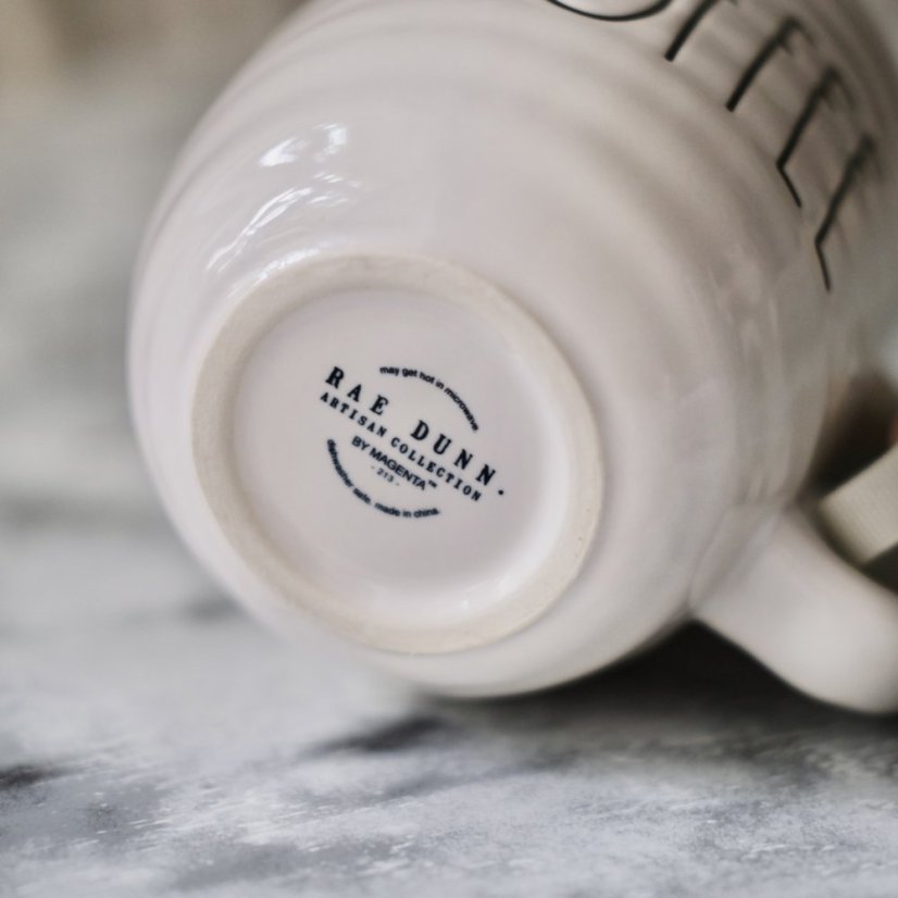 Hrnek Rae Dunn 500 ml