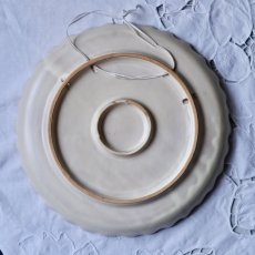 Keramický závěsný talíř s botanickým motivem 25 cm
