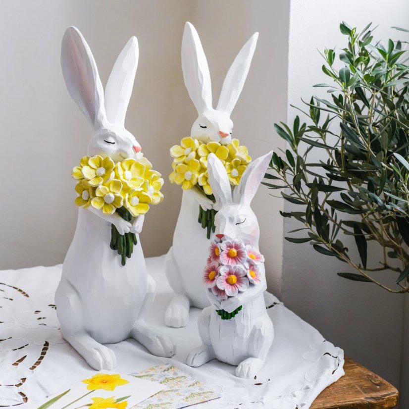 Figurka králík s kytici 29 cm