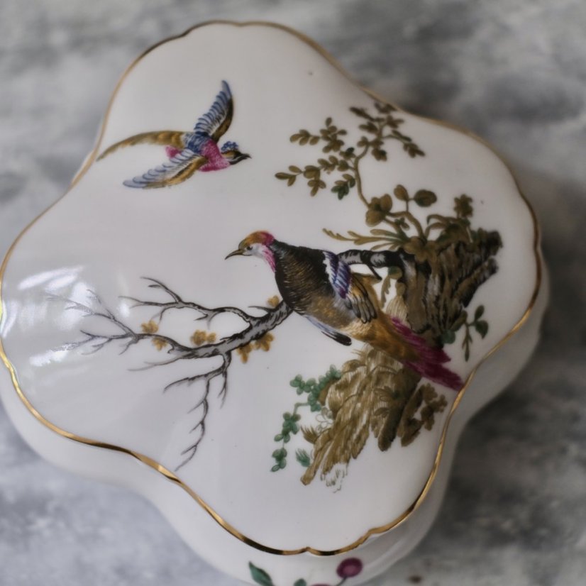 Stoletá šperkovnice z francouzského porcelánu s ruční malbou