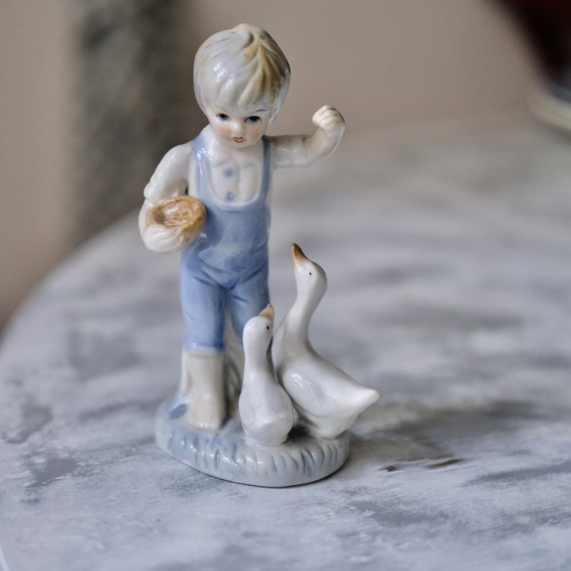 Figurka chlapeček s husy 15 cm