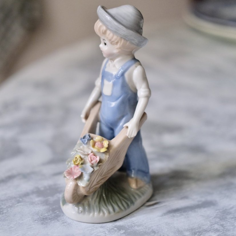 Figurka chlapeček s kytičkou 15,5 cm
