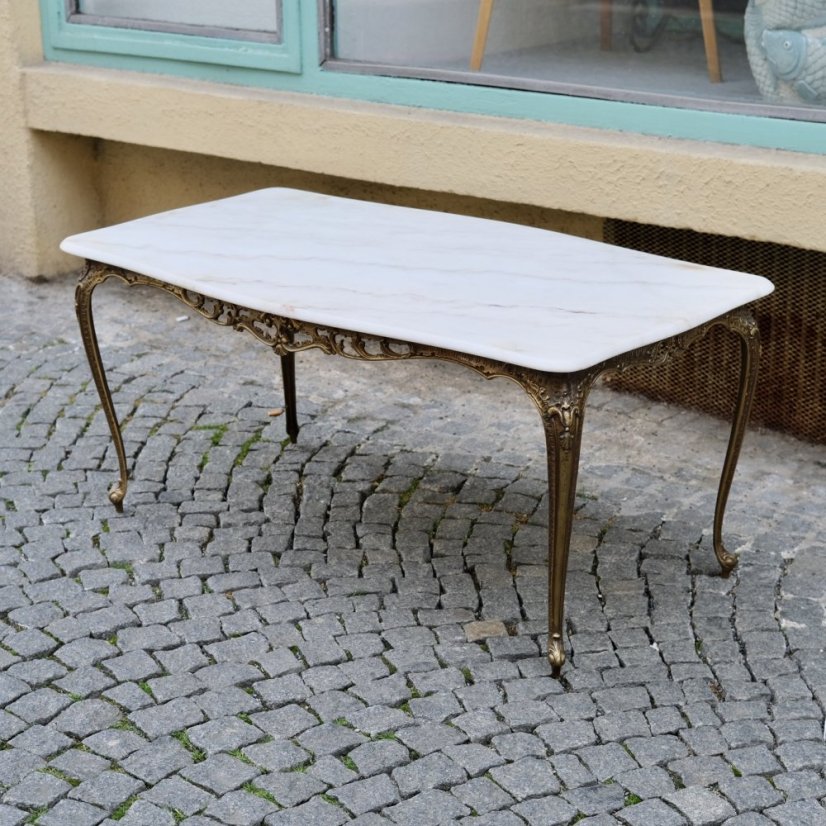 Kávový stolek s mosaznou podnoži a mramorovou deskou