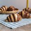 Keramický svícen croissant 14x6 cm