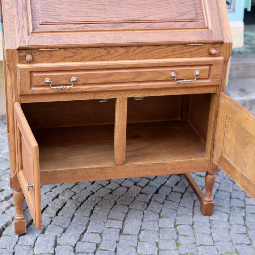 Dřevěný sekretář