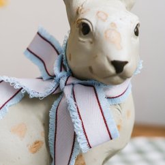 Dekorační zajíc s mašličkou 28cm x 20,5cm