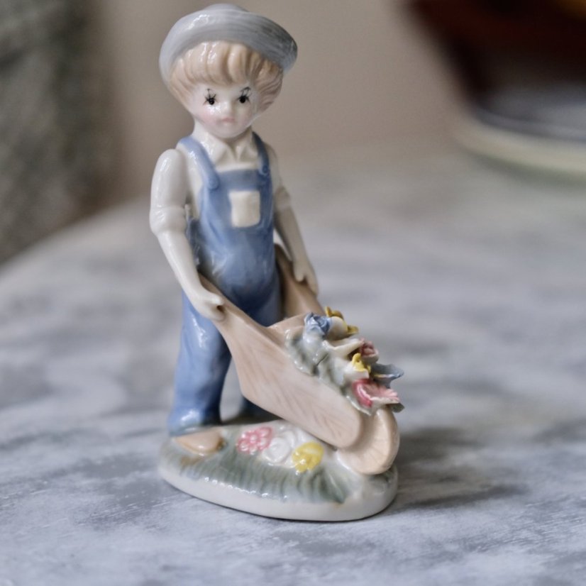 Figurka chlapeček s kytičkou 15,5 cm