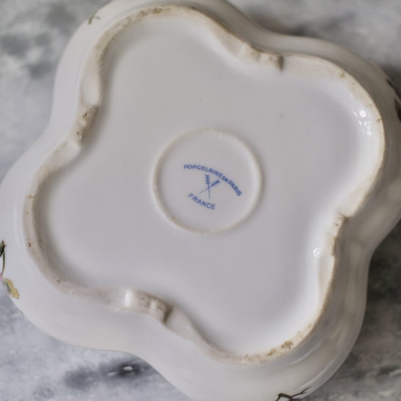 Stoletá šperkovnice z francouzského porcelánu s ruční malbou