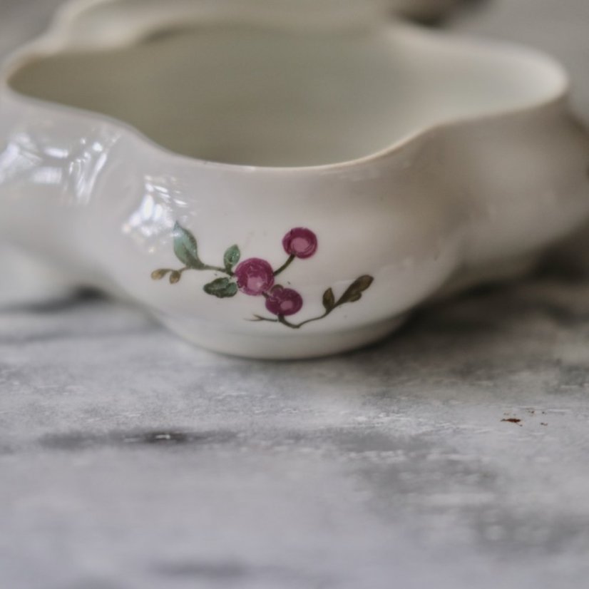Stoletá šperkovnice z francouzského porcelánu s ruční malbou