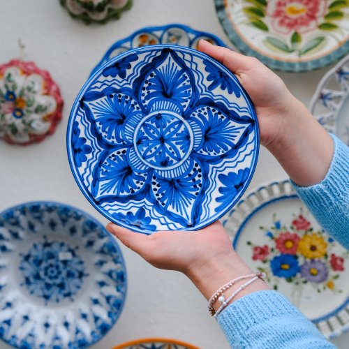 Keramický závěsný talíř 19,5 cm bílo modrý